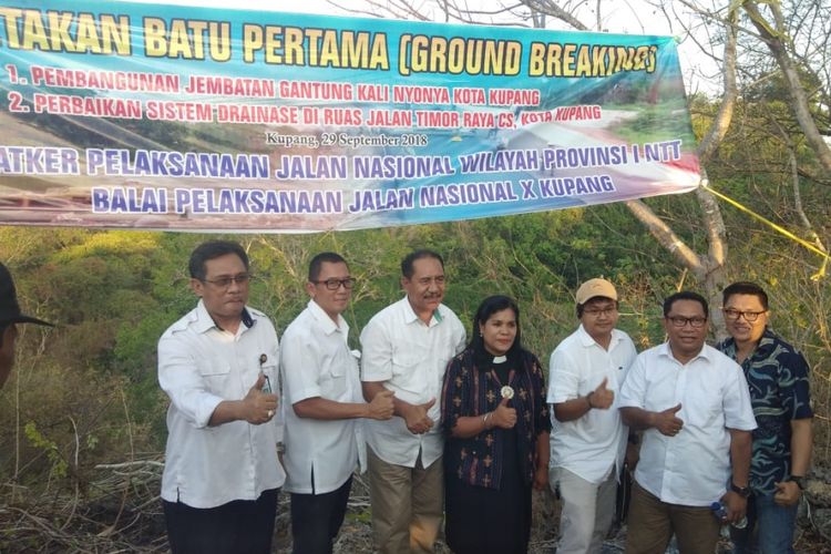 Ketua Komisi V DPR RI Fary Djemi Francis (kedua dari kanan) dan Kepala BPJN Wilayah X Kupang Muktar Napitupulu (paling kiri) dalam peletakan batu pertama jembatan gantung Kali Nyonya, Kupang, NTT, Sabtu (29/9/2018).