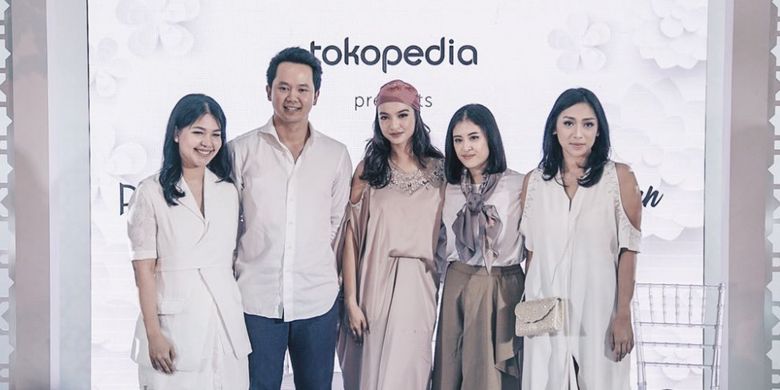 dari kiri-kanan) Creative Director & Co- Founder PVRA Kara Nugraha, Associate Vice President Tokopedia-Seller Experience Garri Juanda, Creative Colaborator Raline Shah, Creative Director Kami Nadya Karina dan Co-Founder AVA Prologue Dewi Andarini dalam peresmian kolaborasi ekslusif bertajuk Tokopedia Exclusive Collaboration PVRA x AVA Prologue x KAMI x Raline Shah #beabetteryou untuk mendukung kemajuan entrepreneur lokal  pada Senin (21/05).