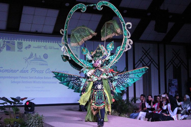 Salah satu pakaian yang akan tampil di Fashion Carnival, Sabtu besok, di BP Batam Internasional Culture Carnival 2017. Event yang dilakukan untuk memeriahkan HUT Kota Batam ini diharapkan mendatangkan 5.000 wisatawan asing.