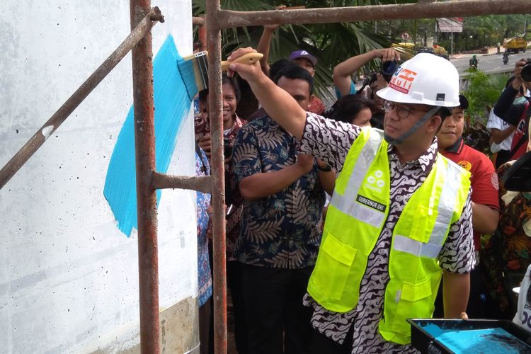 Gubernur DKI Jakarta Anies Baswedan meresmikan pengecatan tiang beton di Casablanca, Jakarta Selatan, Jumat (1/12/2017).
