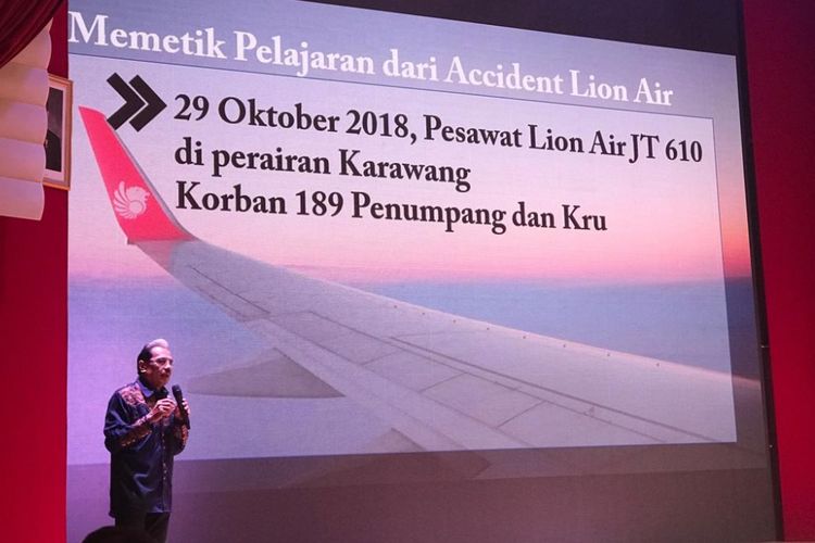 Marsekal TNI (Purn) Chappy Hakim saat acara peluncuran tiga bukunya yang berjudul Penegakan Kedaulatan di Udara, Menata Ulang Penerbangan Nasional, dan Tol Udara Nusantara, di Perpustakaan Nasional, Jakarta Pusat, Senin (17/12/2018). 
