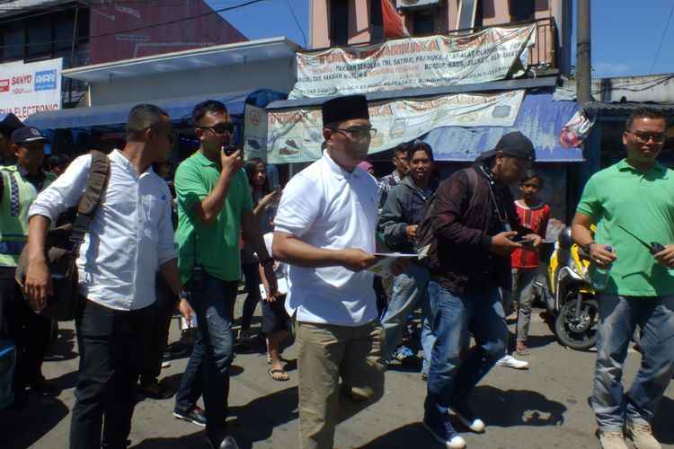Calon gubernur Jawa Barat, Ridwan Kamil, saat melakukan kampanye ke wilayah Pasar Cisarua, Puncak, Bogor, Jawa Barat, Kamis (15/3/2018).