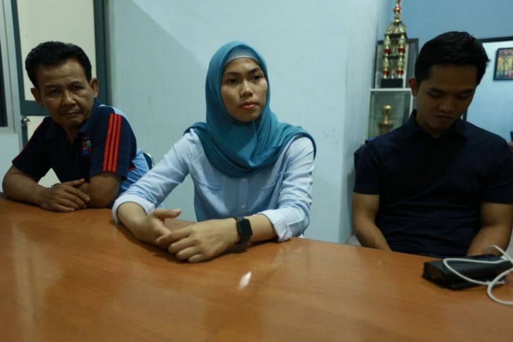 Atlet taekwondo Defia Rosmaniar (tengah) saat ditemui di Kantor KONI Kota Bogor, Jumat (31/8/2018). Dalam kunjungannya itu, atlet pertama peraih medali emas untuk Indonesia dalam Asian Games 2018 itu juga menyempatkan melihat latihan rekan-rekannya yang akan bertanding dalam kejuaraan Porda.