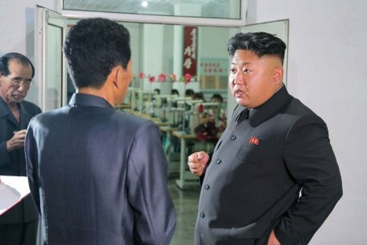 Foto tanpa tanggal yang dirilis kantor berita Korea Utara KCNA menampilkan Presiden Kim Jong Un tengah berkunjung ke sebuah pabrik sepatu di provinsi Kangwon.