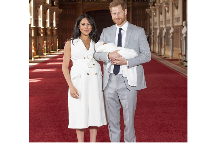 Meghan Markle dan Pangeran Harry memperkenalkan anak pertamanya ke publik