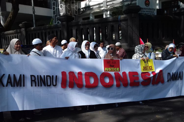Sejumlah warga yang tergabung dalam Komite Malang Peduli Keadilan (KMPK) saat menggelar aksi di depan Balai Kota Malang, Selasa (25/6/2019)