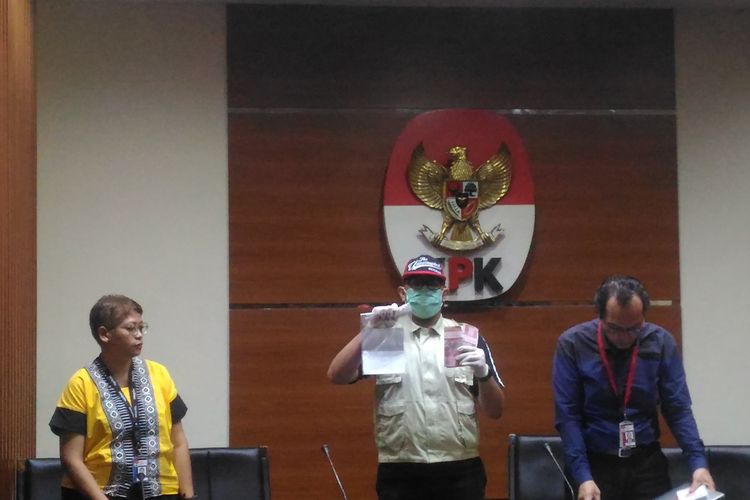 Wakil Ketua KPK Saut Situmorang saat menggelar konferensi pers di Gedung KPK, Jakarta Selatan, Sabtu (23/3/2019). 