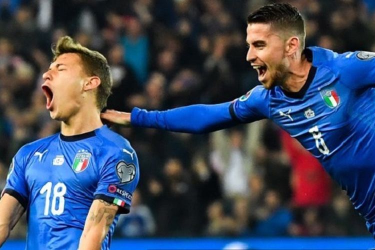 Jorginho mencoba mengejar Nicolo Barella yang tengah merayakan golnya pada pertandingan Italia vs Finlandia di Stadion Friuli dalam babak kualifikasi Piala Eropa 2020, 23 Maret 2019. 