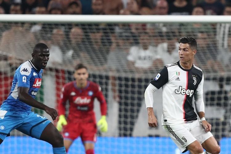 Kalidou Koulibaly tengah mengejar Cristiano Ronaldo pada pertandingan Juventus vs Napoli di Stadion Juventus dalam lanjutan Liga Italia, 31 Agustus 2019. 