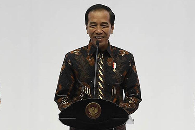 Presiden Joko Widodo (tengah) didampingi Kepala Bekraf Triawan Munaf (kiri) dan Gubernur Bank Indonesia Perry Warjiyo (kanan) membuka Pameran Karya Kreatif Indonesia di JCC Senayan, Jakarta, Jumat (12/07/2019). Pameran bertema Mendorong Pertumbuhan Melalui UMKM Go Export dan Go Digital tersebut menampilkan UMKM unggulan binaan Bank Indonesia.