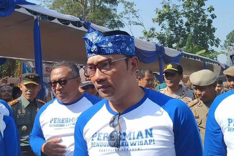 Gubernur Jawa Barat Ridwan Kamil (tengah) saat menuju lokasi peresmian Bendung Leuwisapi di Kecamatan Warungkiara, Sukabumi, Jawa Barat, Sabtu (31/8/2019).