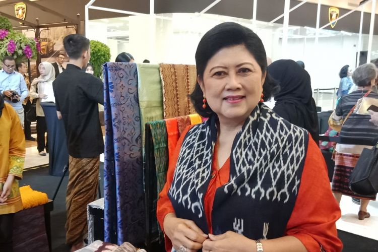 Istri Presiden keenam RI Susilo Bambang Yudhoyono (SBY), Ani Yudhoyono ketika menghadiri pameran dan bazar tenun Cita Tenun Indonesia di Pacific Place, Jakarta, Kamis (15/11/2018).