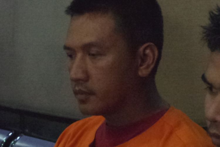 Kepala Rutan Klas IIB Purworejo, Jawa Tengah, Cahyono Adhi Satriyanto yang ditangkap BNN karena menerima aliran uang dari narapidana kasus narkotika. 