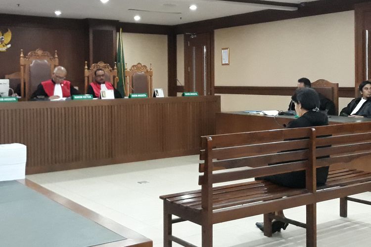 Hakim Merry Purba duduk di kursi terdakwa dalam sidang tuntutan di Pengadilan Tipikor Jakarta, Kamis (25/4/2019).