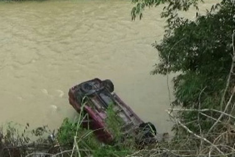Diduga karena sopir sedang mabuk, sebuah mobil Avanza terjun bebas ke dalam sungai sedalam 15 meter.