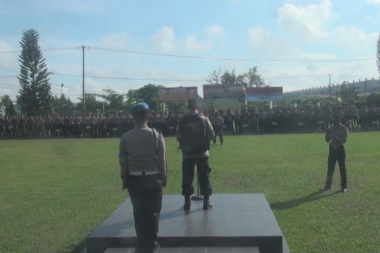 Kapolres Ogan Ilir AKBP Gazali Ahmad memberikan pengarahan terhadap personel Polres Ogan Ilir dan Personel TNI dari KODIM 0412 OKI-Ogan Ilir dalam apel pergeseran pasukan di Mapolres Ogan Ilir, Senin (15/4/2019)  