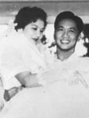Ferdinand Marcos menikahi Imelda. (Kamhiyang)