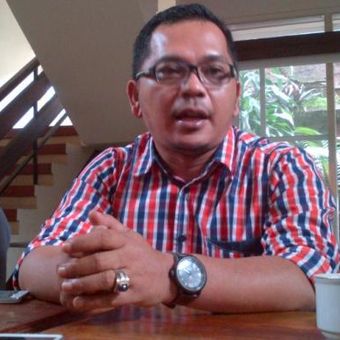 Direktur LBH Bandung Arip Yogiawan saat memberikan penjelasan kepada wartawan soal penangguhan penahanan tiga petani Desa Sukamulya, Majalengka, di Kantor LBH Bandung, Jalan Sidomulyo, Kamis (24/11/2016). KOMPAS.com/DENDI RAMDHANI 