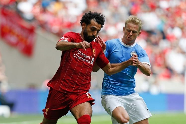 Pemain sayap Liverpool, Mohamed Salah, ditempel bek Manchester City, Oleksandr Zinchenko, pada pertandingan Liverpool vs Man City dalam Community Shield 2019 di Stadion Wembley, 4 Agustus 2019. 