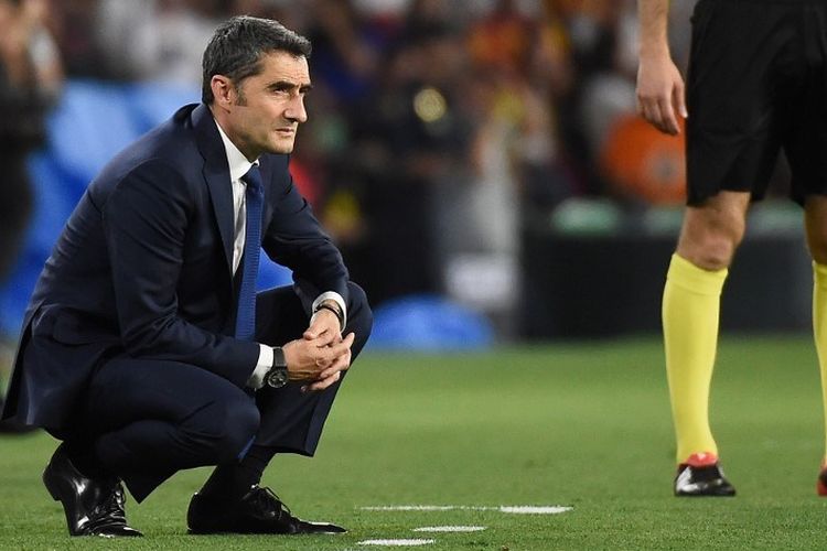 Ernesto Valverde mengamati jalannya laga Barcelona vs Valencia dalam final Copa del Rey di Stadion Benito Villamarin, 25 Mei 2019. 