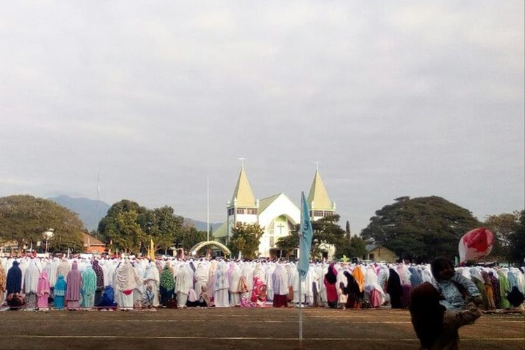 Foto : Umat Muslim menunaikan shalat id di lapangan Kota Baru tepat di depan gereja GMIT Kalvari Maumere, Minggu (12/8/2019).