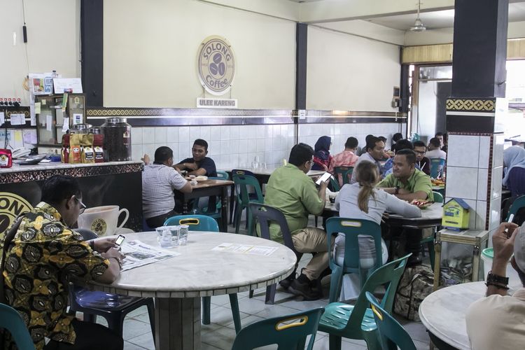 Kedai Kopi Solong selalu ramai pengunjung.