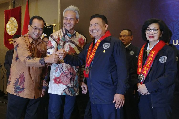 Ketua Umum Kagama Ganjar Pranowo dan Ketua Harian Kagama Budi Karya Sumadi saat melantik Otto Hasibuan sebagai Ketua Umum Kahgama di Jakarta, Senin (21/5/2018).