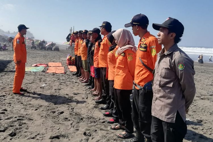 Tim SAR Gabungan melakukan koordinasi sebelum melakukan operasi pencarian wisatawan yang hilang terseret ombak di Pantai Suwuk, Kecamatan Puring, Kebumen, Jawa Tengah, Rabu (12/6/2019).