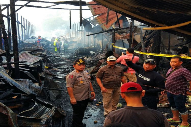 Jajaran kepolisian melakukan pemeriksaan awal mengenai kebakaran di Pasar Besar Kota Palangka Raya.