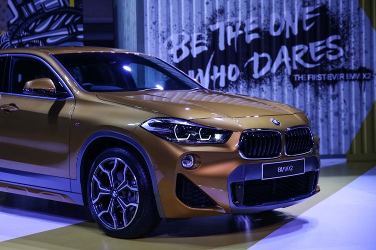 Mobil BMW X2 terlihat saat peluncuran di Jakarta, Rabu (31/10/2018). BMW X2 pertama kali dikenalkan pada pameran Paris Motor Show 2016 sebagai mobil konsep. Kehadiran X2 di Indonesia akan melengkapi pilihan konsumen untuk produk SUV BMW yang sebelumnya ditawarkan dalam model X1, X3, X4, X5 dan X6.