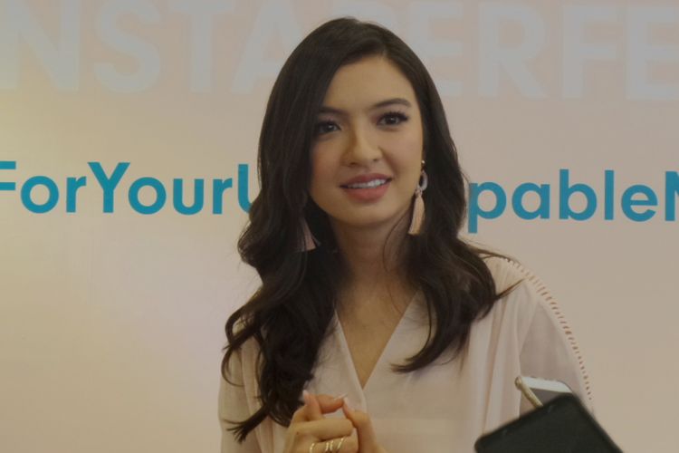 Brand Ambassador Wardah sekaligus Ikon Wardah Instaperfect Raline Shah dalam peluncuran rangkaian Wardah Instaperfect di Gandaria City Mall, Jakarta, Sabtu (6/10/2018).