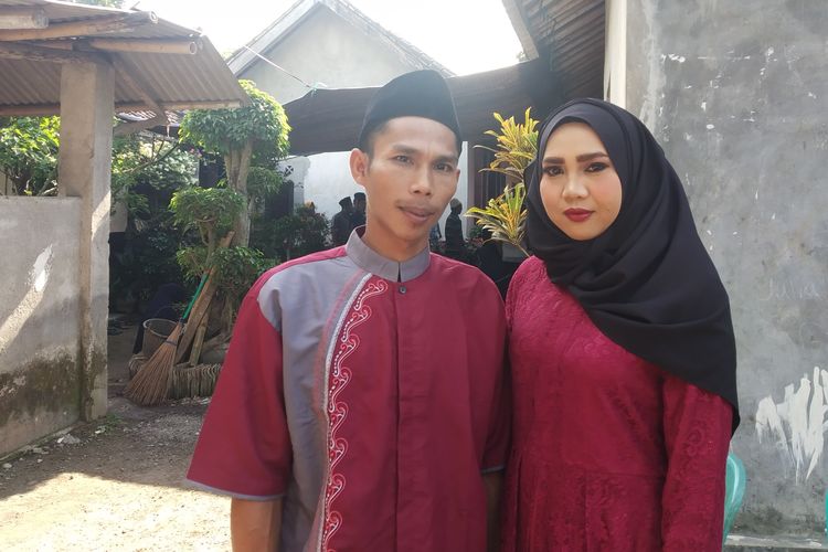 Agus Riadi dan Ros saat menjamu tamu di acara resepsi pernikahannya (27/6/2019)