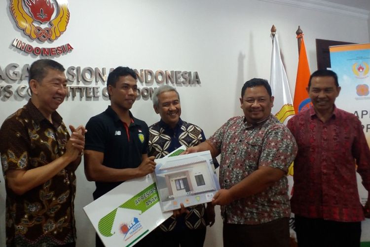 Ketua DPD REI NTB Heri Susanto (kedua dari kanan) memberikan hadiah secara simbolis berupa satu unit rumah dari Realestat Indonesia (REI) kepada Lalu Muhammad Zohri, Kamis (2/8/2018) di Gedung KONI Pusat, Jakarta.