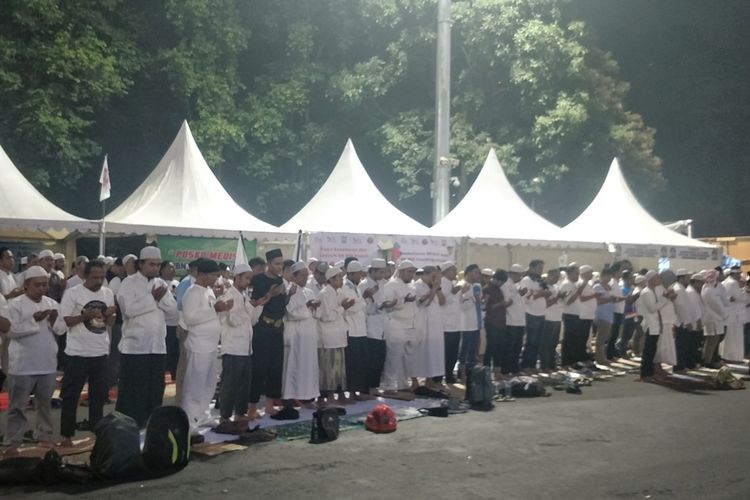 Para pendukung pasangan capres-cawapres nomor urut 02 Prabowo Subianto-Sandiaga Uno shalat subuh bersama di Stadion Gelora Bung Karno, Senayan, Jakarta, Minggu (7/4/2019) pagi. 