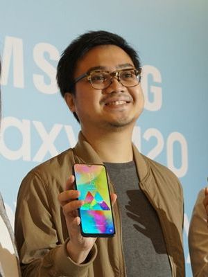 Ilustrasi IM Product Marketing Manager, Irfan Rinaldi, saat memamerkan Samsung Galaxy M20