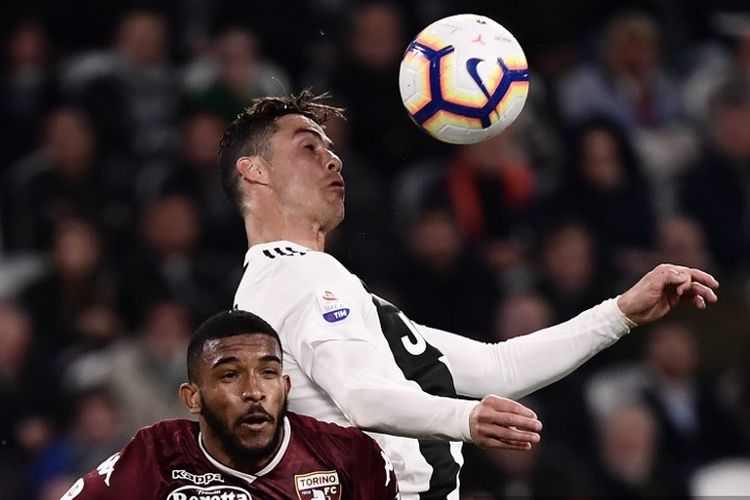 Sundulan Cristiano Ronaldo tak bisa diantisipasi Bremer Gelson pada laga Derbi Turin, Juventus vs Torino, dalam lanjutan Liga Italia di Stadion Juventus, 3 Mei 2019. 