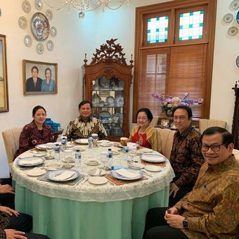Megawati dan Prabowo bertemu didampingi Sekjen PDI-P Hasto Kristiyanto, Sekjen Gerindra Ahmad Muzani, Kepala BIN Budi Gunawan, Puan Maharani, dan Seskab Pramono Anung