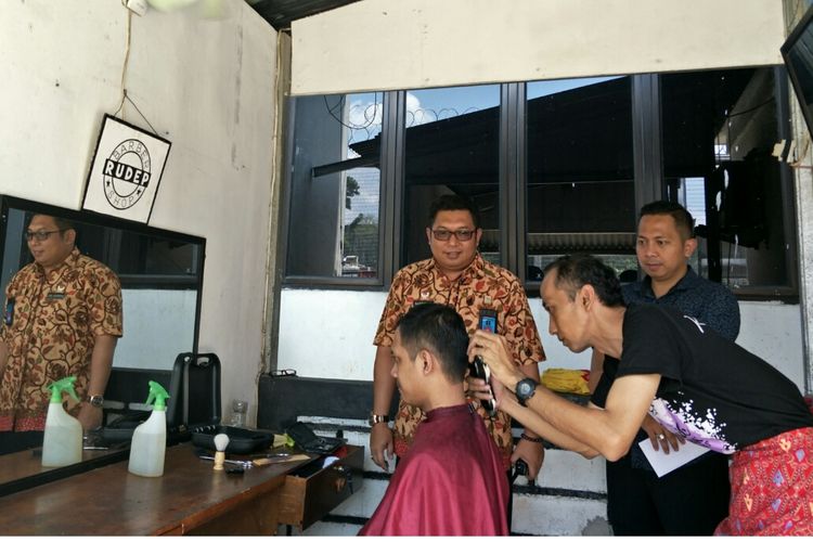 Dede Sumantoro, tukang cukur di Rumah Tahanan Kelas II B, Cilodong, Depok, Jumat (15/3/2019).