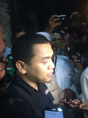 pengacara Bahar bin Smith, Aziz Yanuar usai mendampingi kliennya diperiksa di Gedung Bareskrim Polri, Gambir, Jakarta Pusat, Kamis (6/12/2018).