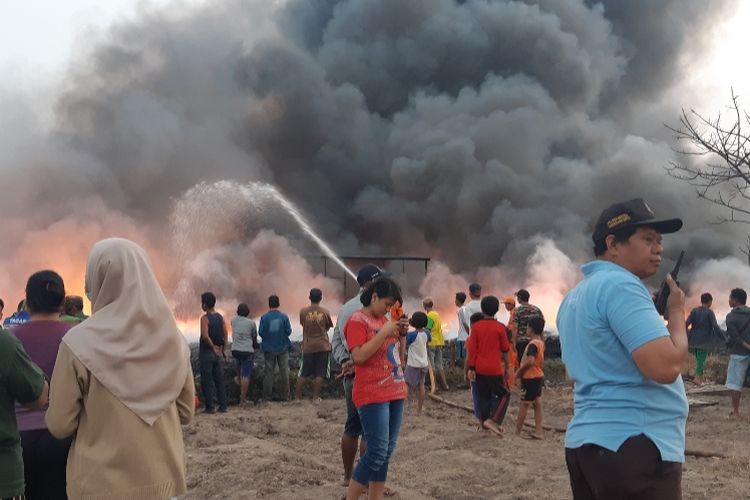 Warga memadati lokasi kebakaran di Kelurahan Kamal, Kalideres, Jakarta Barat, Kamis (19/9/2019). Beberapa di antara mereka berswafoto di lokasi itu.