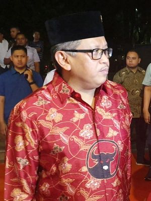 Sekjen DPP PDI-P Hasto Kristiyanto saat menghadiri acara wayangan yang digelar untuk mensyukuri kemenangan Jokowi-Maruf di Tugu Proklamasi, Jakarta, Sabtu (20/7/2019).