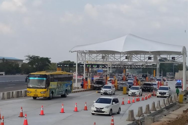 Kendaraan yang melintasi ramai lancar di Tol Jakarta-Cikampek, Kabupaten Karawang, Provinsi Jawa Barat, Jumat (7/6/2019).