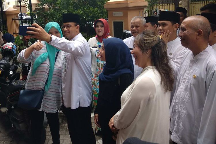 Gubernur DKI Jakarta Anies Baswedan meninjau Puskesmas Kecamatan Setiabudi, Jumat (9/3/2018).