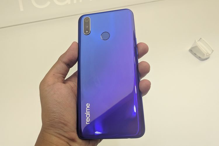 Di punggung Realme X Lite tersemat kamera ganda, masing-masing dengan resolusi 16 megapiksel (lensa f/1.7) dan 5 megapiksel (lensa f/2.4), ditemani dengan modul LED flash dan pemindai sidik jari berbentuk elips. Kamera kedua berfungsi sebagai depth sensor guna mendeteksi jarak subyek untuk menghasilkan efek bokeh. 