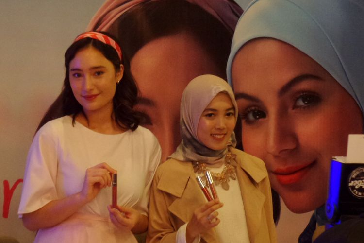 Brand Ambassador Wardah Tatjana Saphira bersama Brand Manager Wardah Sheilla Firdausa pada peluncuran formula terbaru Wardah Exclusive Matte Lip Cream di Gandaria City, Jakarta, Selasa (26/2/2019).
