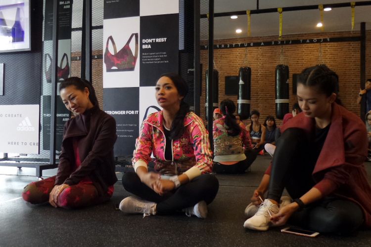 Senior Brand Activation Manager Adidas Indonesia Ivon Liesmana, Dr. Diana F. Suganda, M. Kes, SpGK dan dance teacher Sofura Maulida (paling kiri ke kanan) di sela sesi olahraga bersama Adidas di kawasan Kebayoran Baru, Jakarta Selatan, Kamis (25/10/2018). 