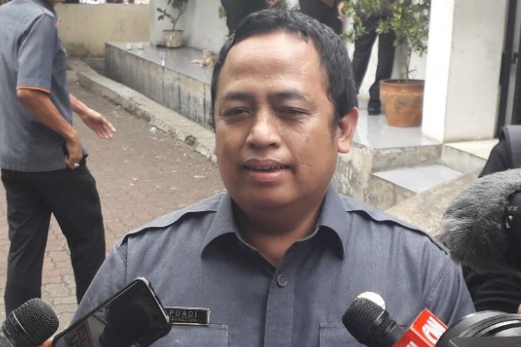 Komisioner Bawaslu DKI Jakarta Puadi memberi keterangan kepada wartawan di Kantor Bawaslu DKI, Senin (11/3/2019).