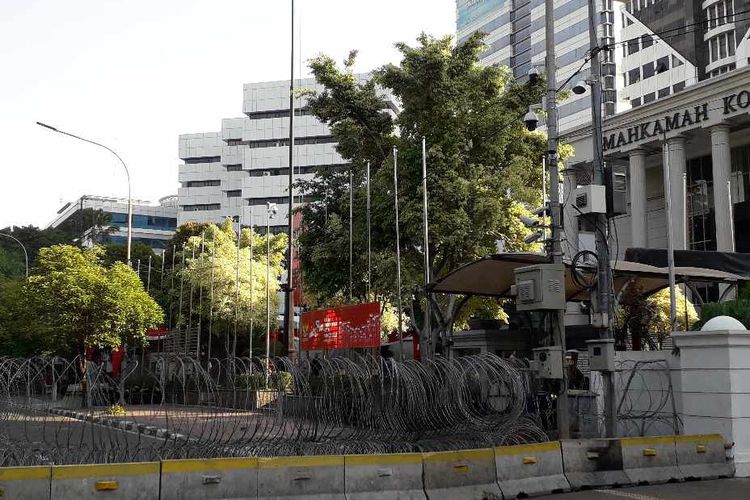 Barikade yang masih terlihat di depan Gedung MK pada Sabtu (29/06/2019).