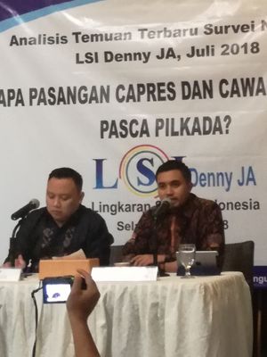Peneliti Lingkaran Survei Indonesia (LSI) Denny JA, Adjie Alfaraby (kanan) memaparkan rilis survei di kantor LSI, Jakarta, Selasa (10/7/2018)