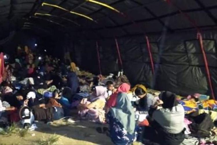 Warga Labuha, Kabupaten Halmahera Selatan memilih mengungsi dan tidur di tenda darurat setelah gempa bermagnitudo 7.2 mengguncang wilayah tersebut, Minggu (14/7/2019)  